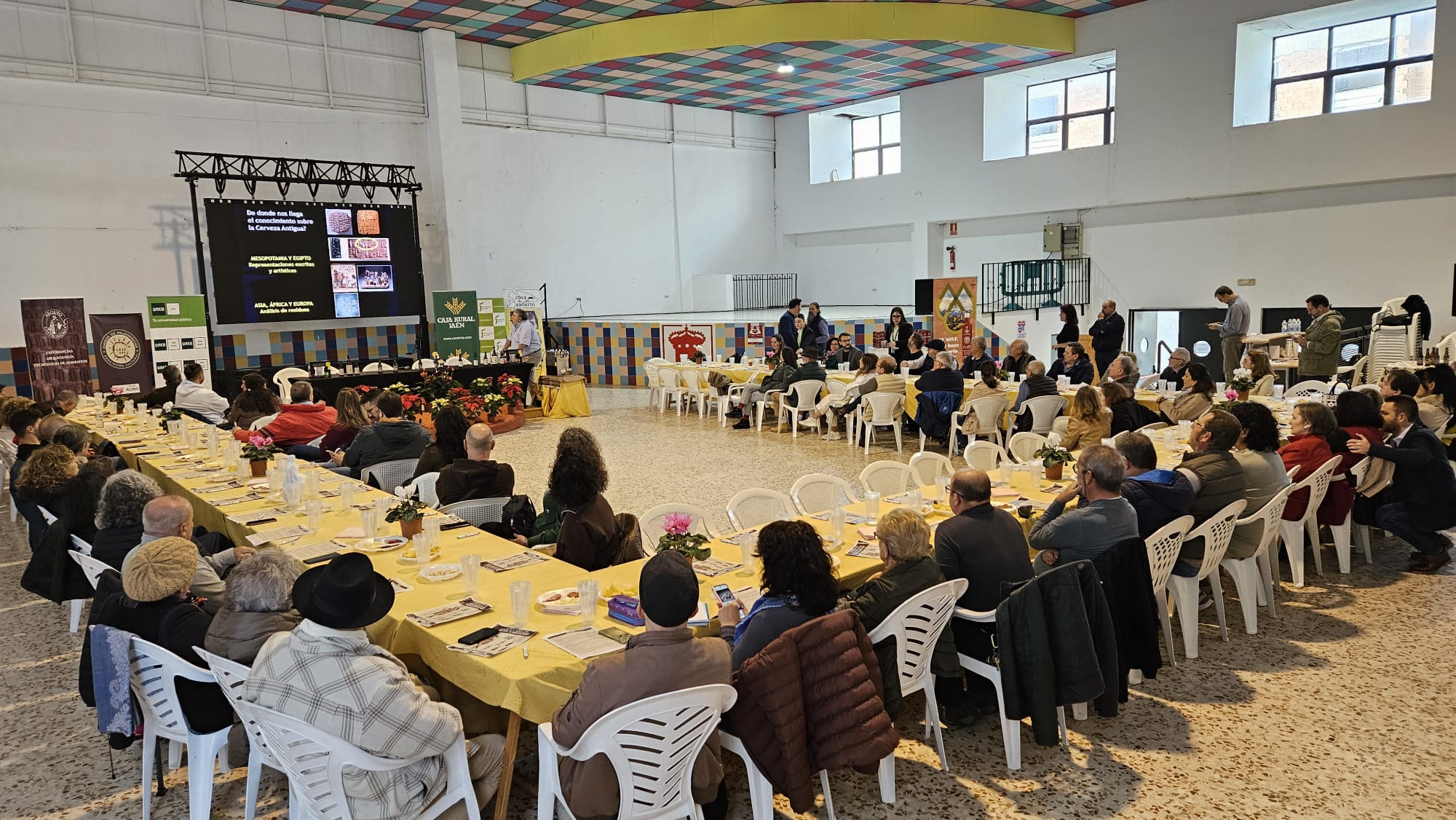 Vista general con el público asistente a la jornada Arqueocerveza en Bedmar