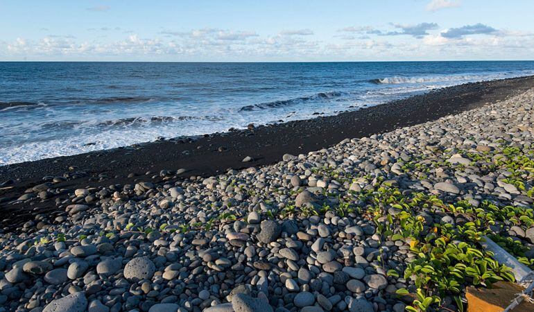 Vista de la playa donde se encontró un gran trozo de avión en Saint-Andre, en la isla francesa de La Reunión