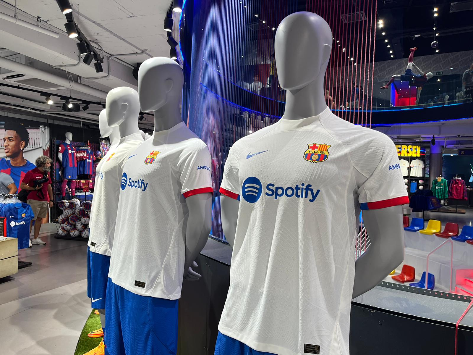 La segona equipació del FC Barcelona per a la temporada 2023/24 a la botiga del Camp Nou | Gerard Boada