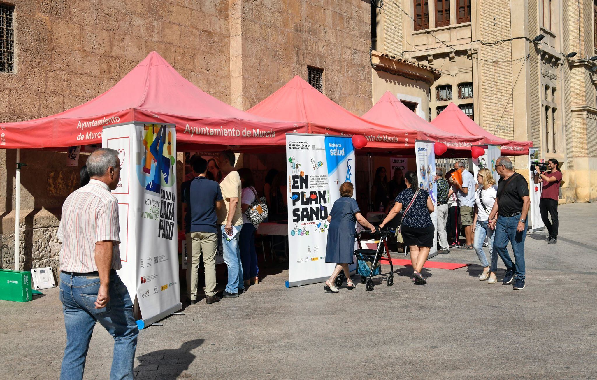 Más de 2.000 personas se acercaron ayer a la Plaza de Santo Domingo con motivo del programa &#039;Murcia con corazón&#039;