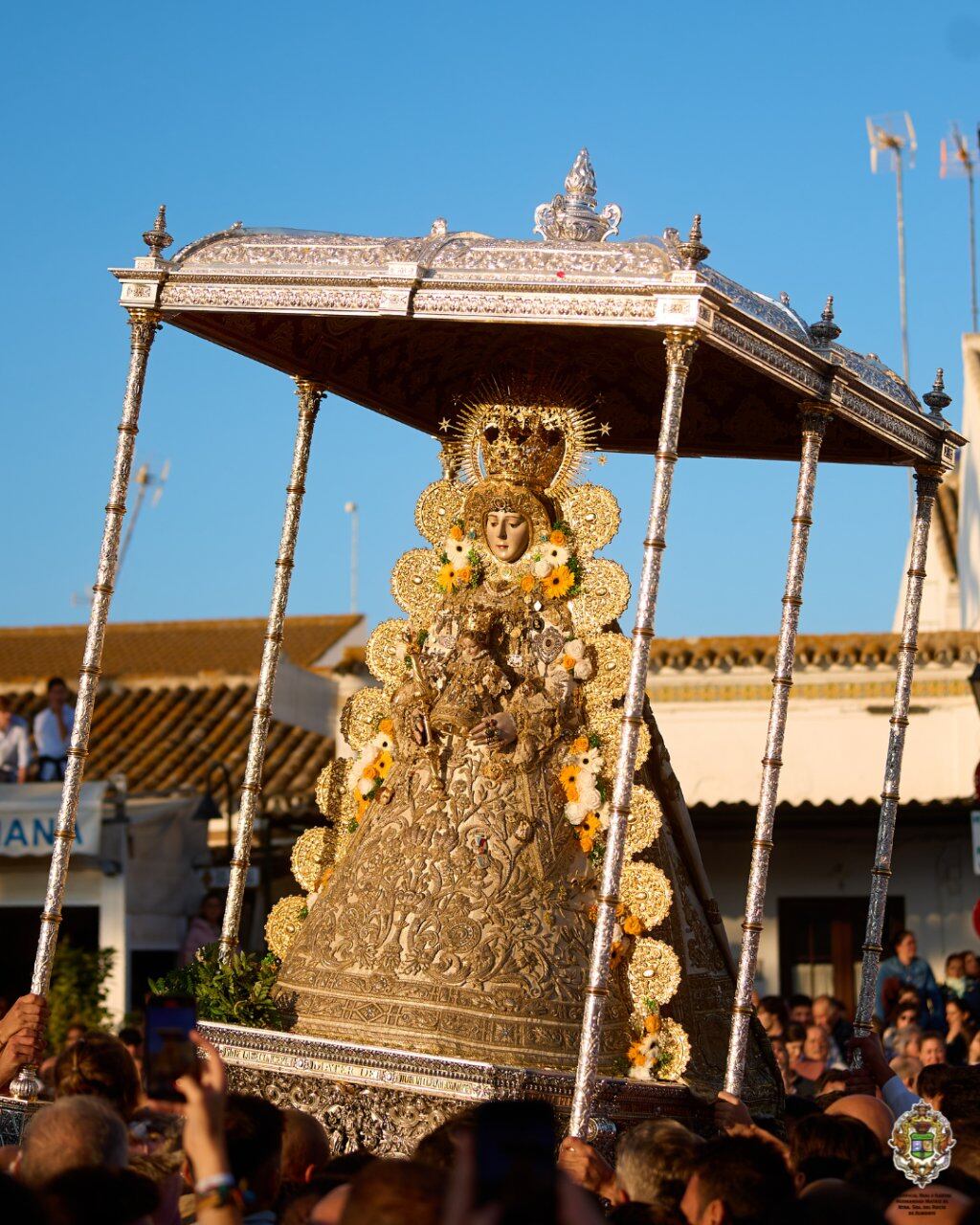 La Virgen del Rocío en su tradicional procesión del Lunes de Pentecostés