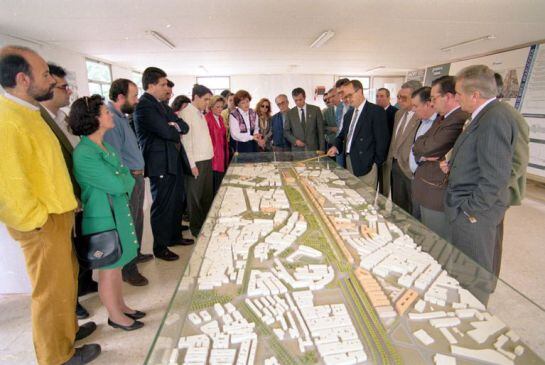 1993 - Vecinos, políticos y técnicos ante el proyecto de Plan Renfe
