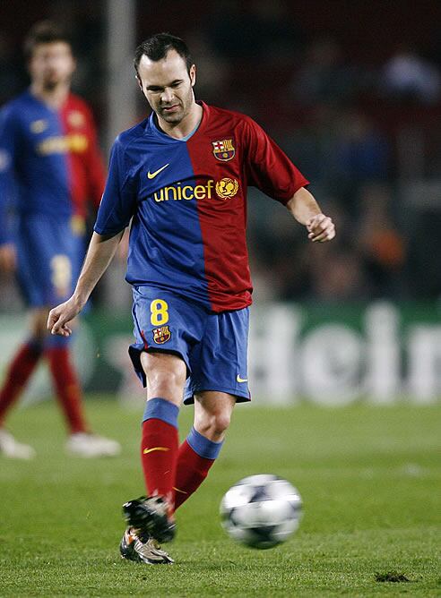 Iniesta, durante un partido con el Barcelona