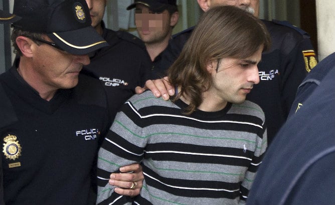 El asesino de la joven Marta del Castillo, Miguel Carcaño, es escoltado con fuerte protección policial, durante su traslado a las 17:10 horas ante el juez para dar su nueva versión de que fue su hermano quien mató a la joven al propinarle un golpe con la culata de una pistola