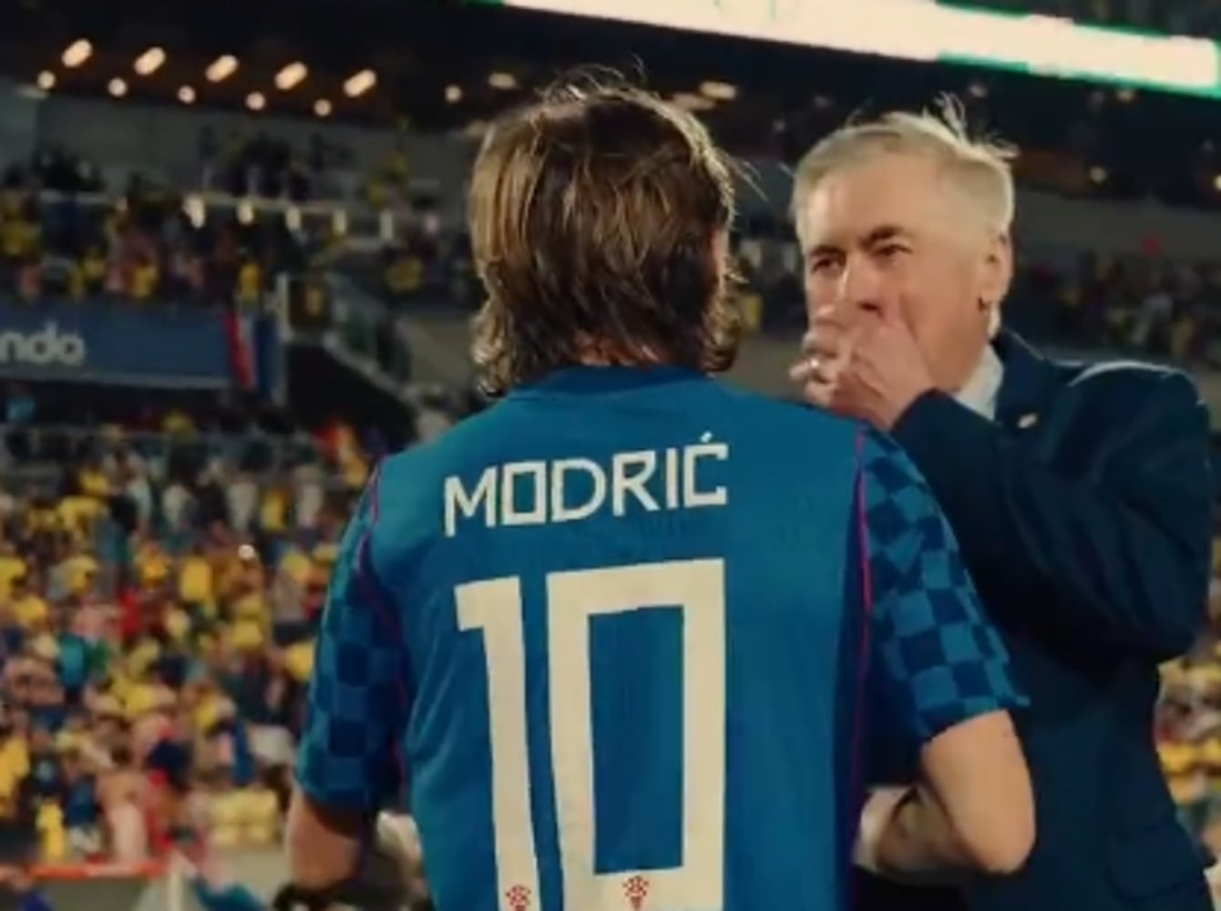 Saludo entre Luka Modric y Carlo Ancelotti al término del Brasil-Croacia