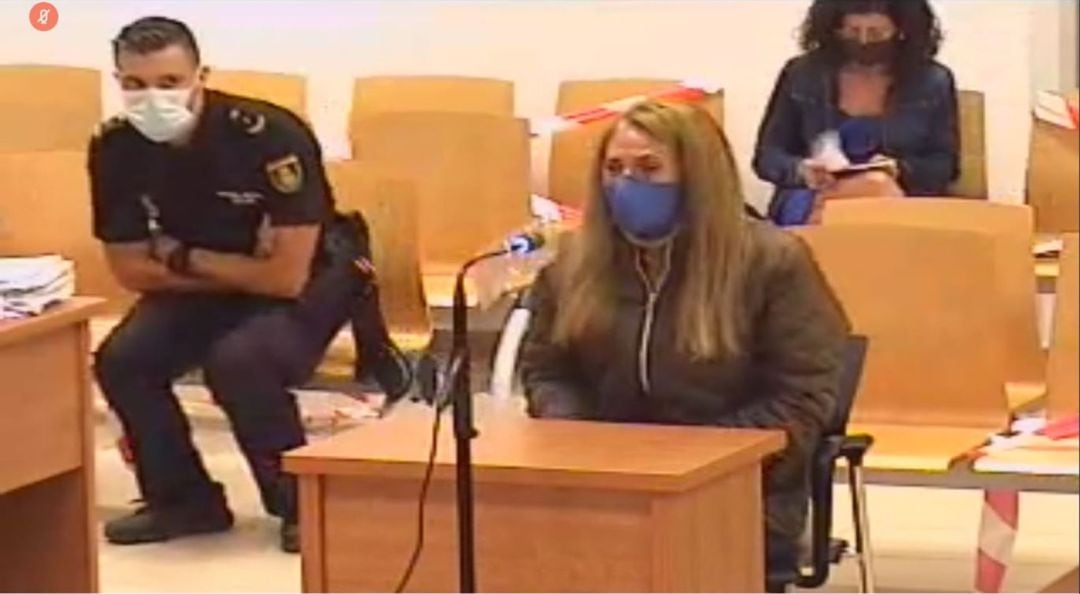 Conchi, la llamada &quot;viuda negra&quot;, en el momento de declarar en el juicio por el crimen de la Albufereta, hoy en la Audiencia Provincial de Alicante.