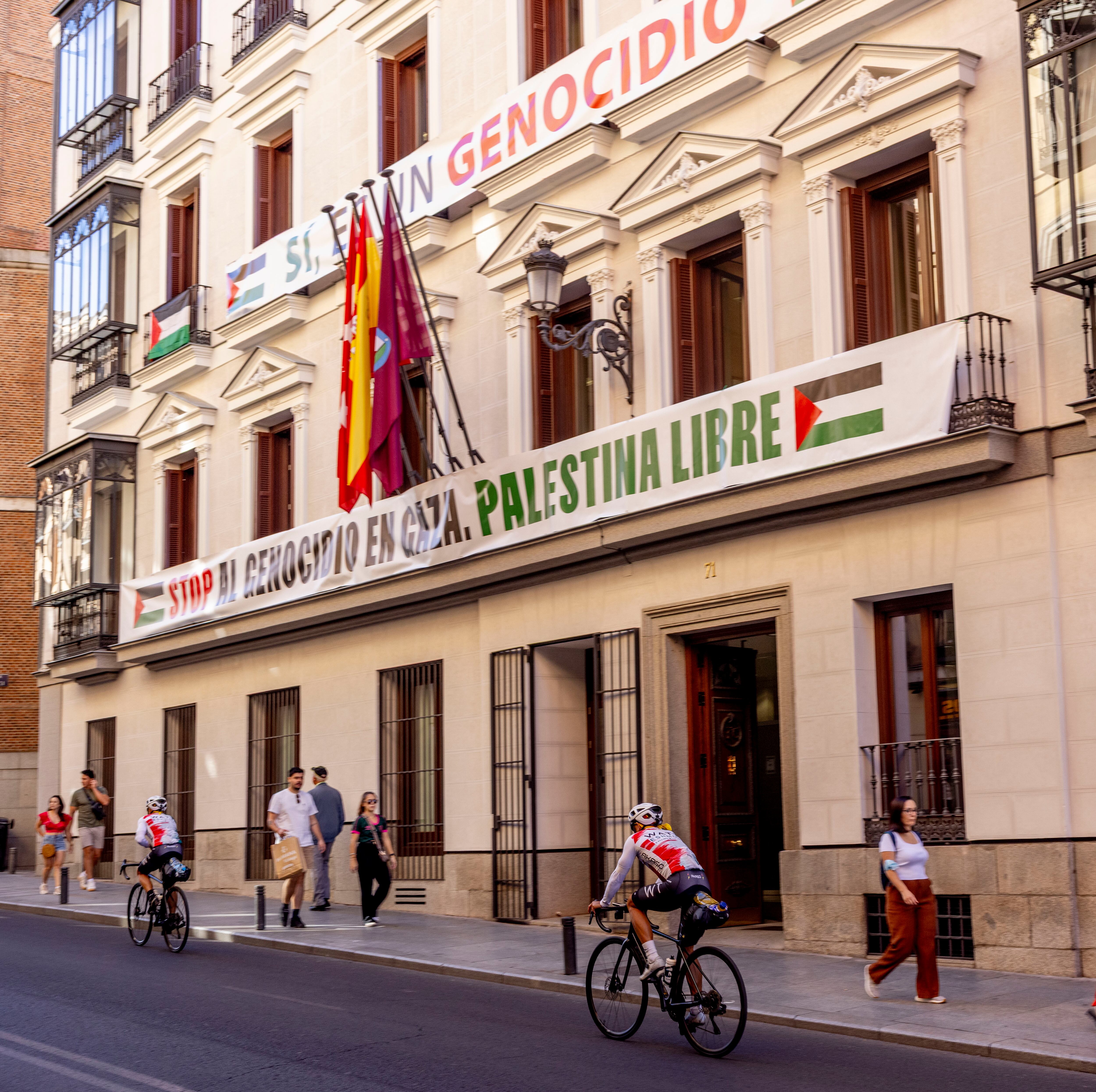 Pancartas de Más Madrid contra el genocidio en Gaza