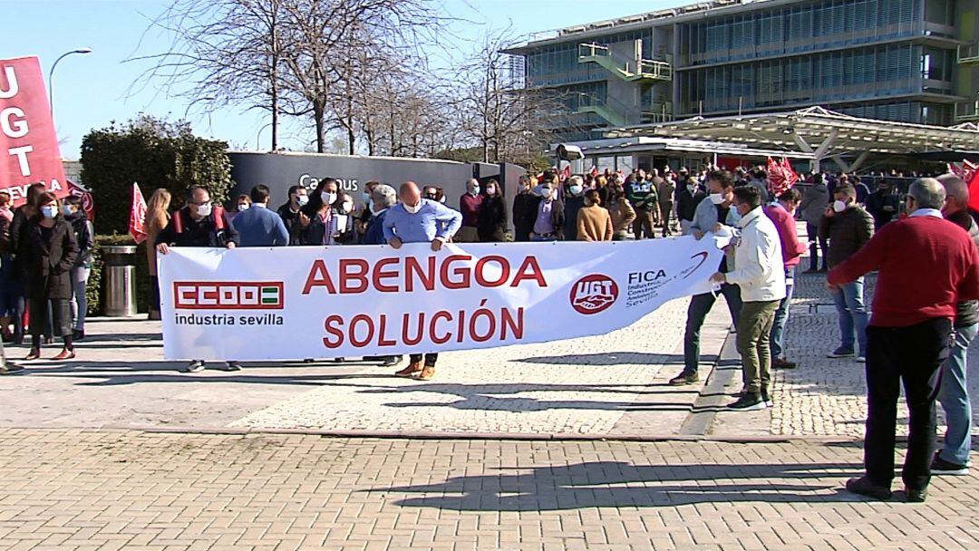 Los trabajadores de Abengoa se manifiestan en Palmas Altas, sede de la compañía en Sevilla 