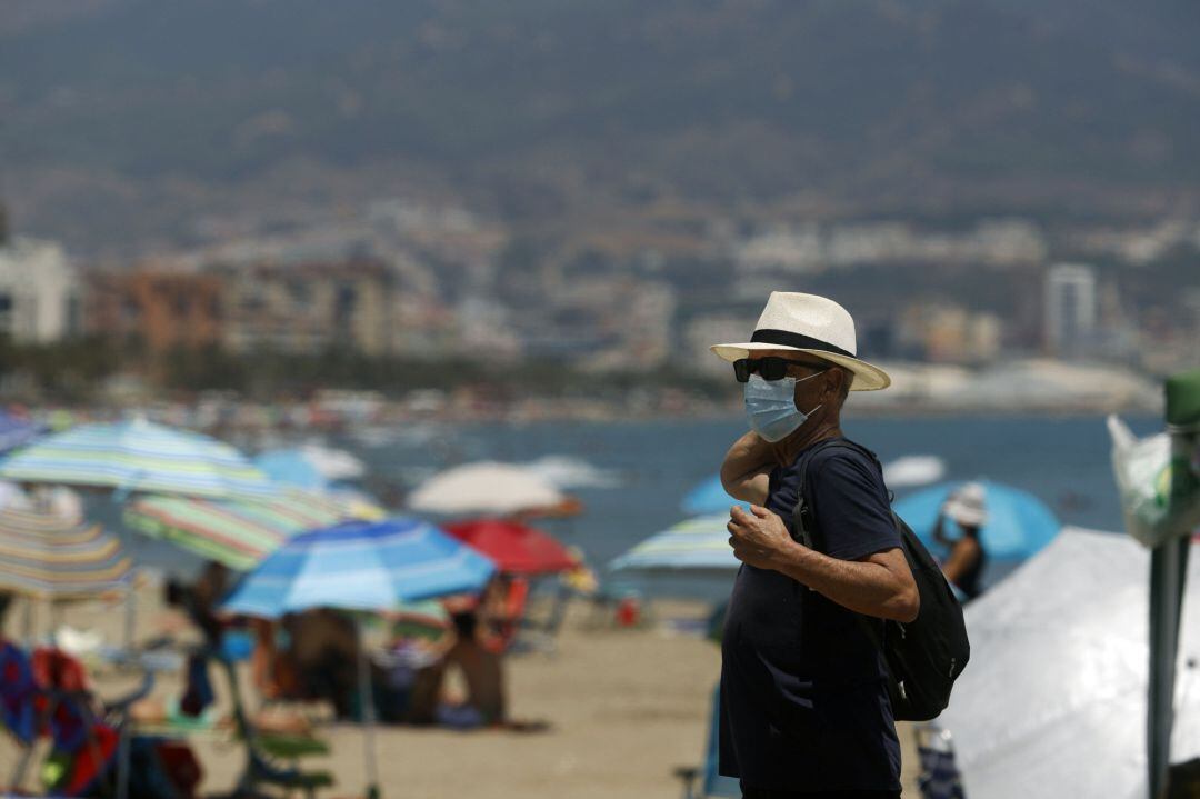 Bañistas disfrutan del día en la playa 