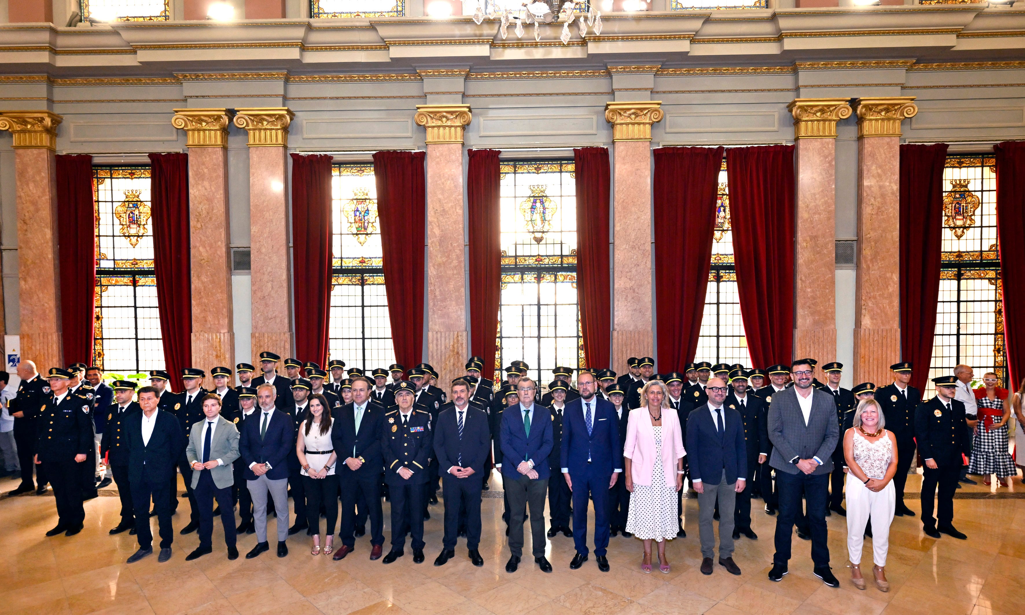 Los nuevos 57 policías locales de Murcia tras la toma de posesión con las autoridades