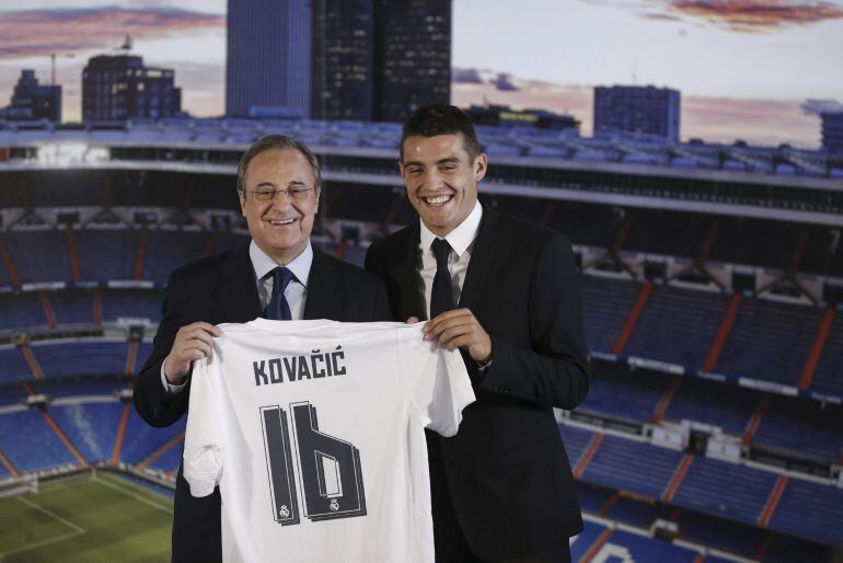 El mediocentro croata Mateo Kovacic, acompañado por el presidente del Real Madrid, Florentino Pérez, durante su presentación como nuevo jugador del club blanco en un acto celebrado hoy en el estadio Santiago Bernabéu.