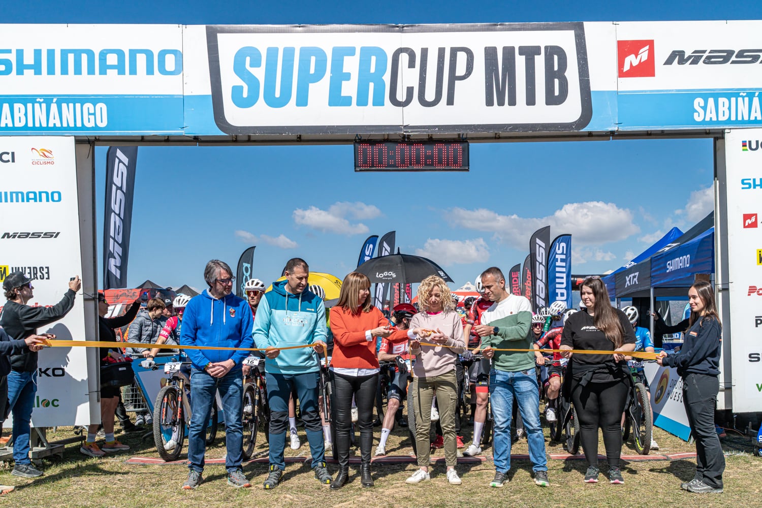 Corte de cinta con las autoridades