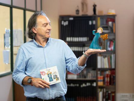 Vicente Miguel con el libro y el angel virtual, &quot;Angie, el angelito del Adviento&quot;