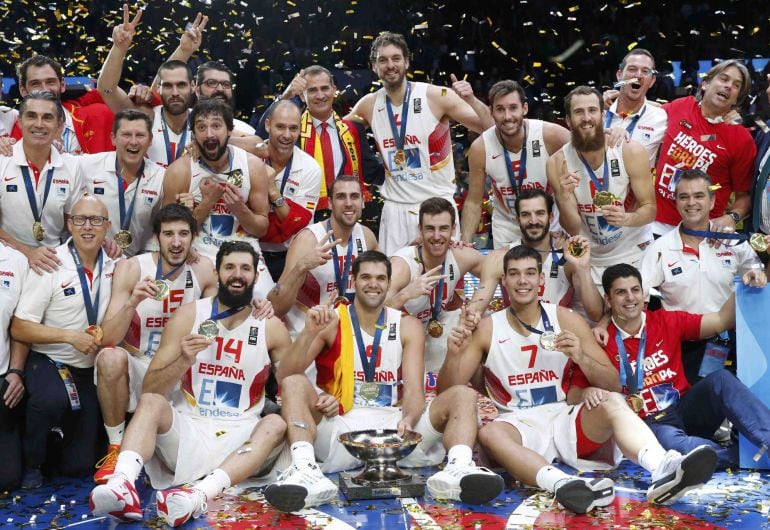 Los jugadores españoles celebran con el rey Felipe su victoria en el Eurobasket 2015.