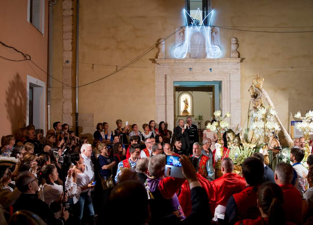La imagen de la Virgen, a su paso por la ermita de San José