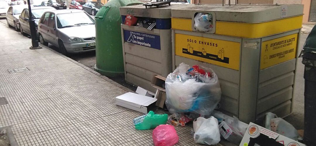 Parte de la limpieza se ha hecho alrededor de los contenedores de residuos y de las áreas de aportación