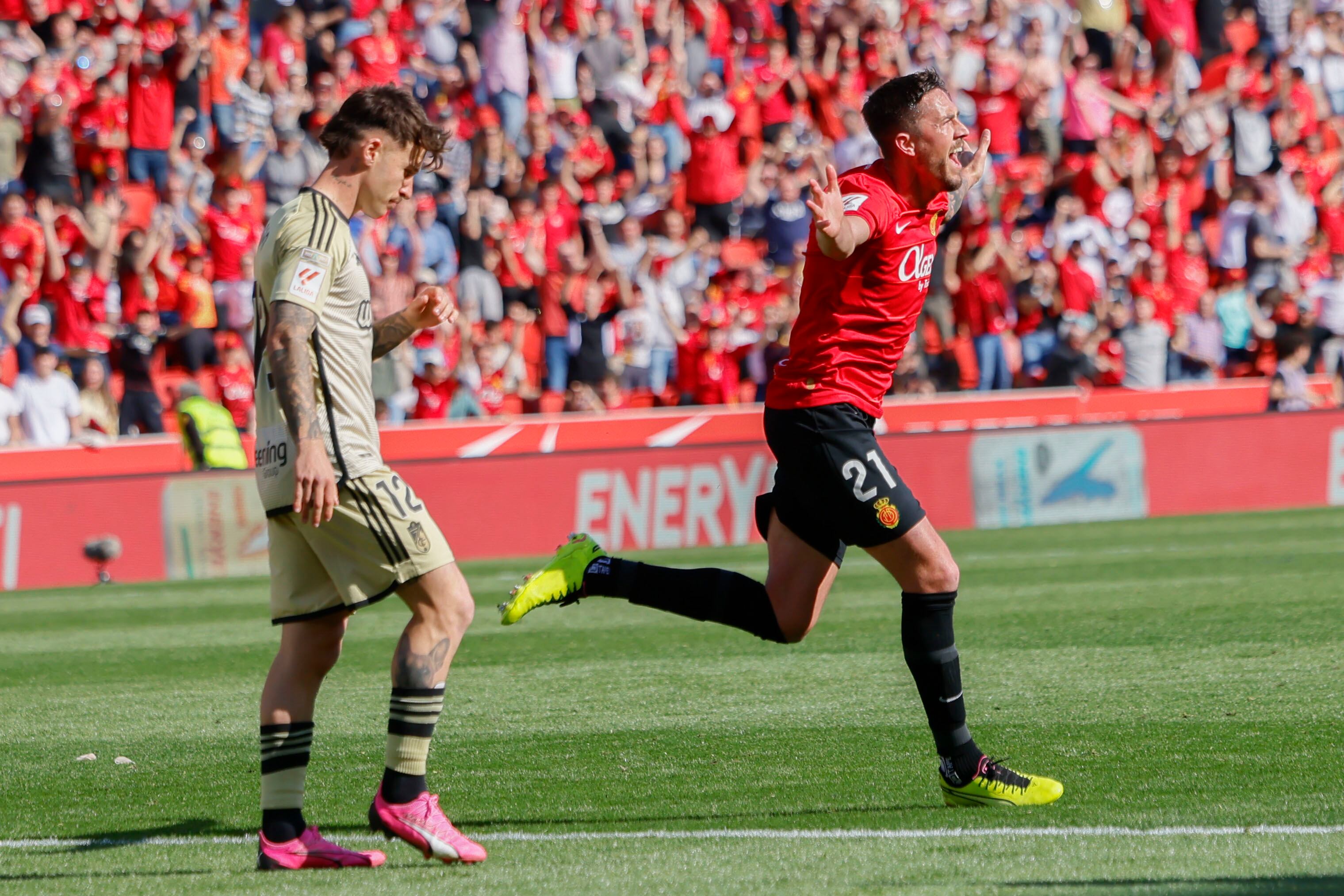 PALMA DE MALLORCA, 16/03/2024.- El defensa del Mallorca Antonio Raíllo (d) celebra el primer gol de su equipo durante el partido de LaLiga disputado entre el RCD Mallorca y el Granada disputado este sábado en el estadio de Son Moix de la capital balear. EFE/Cati Cladera