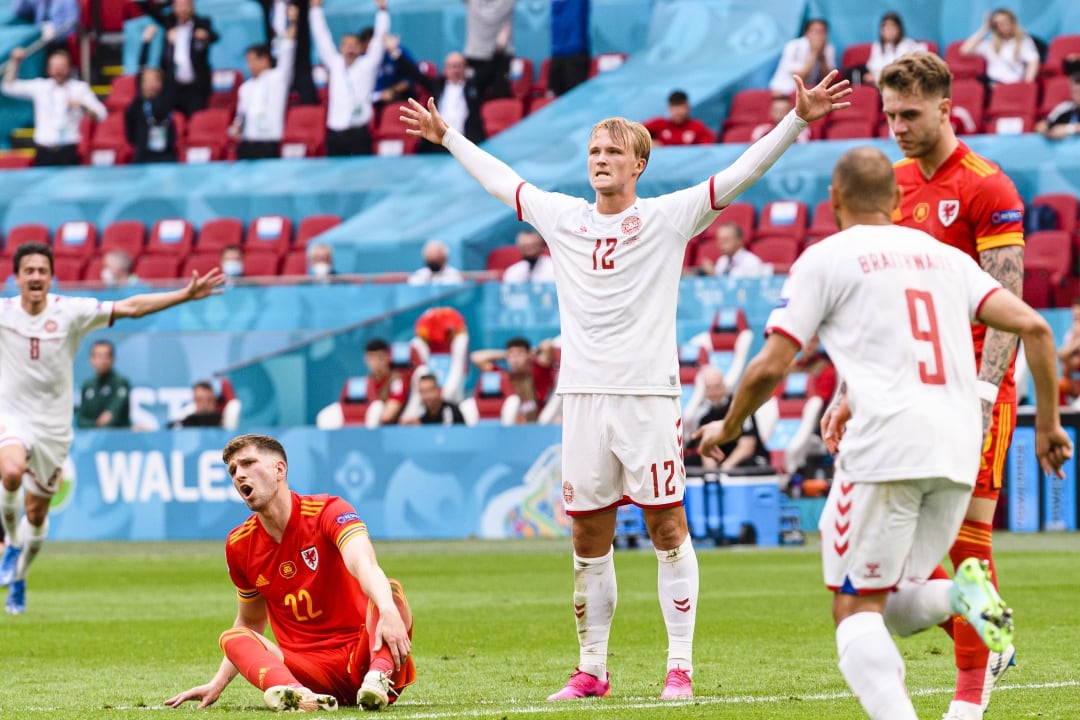 Kasper Dolberg celebrando el gol de Dinamarca