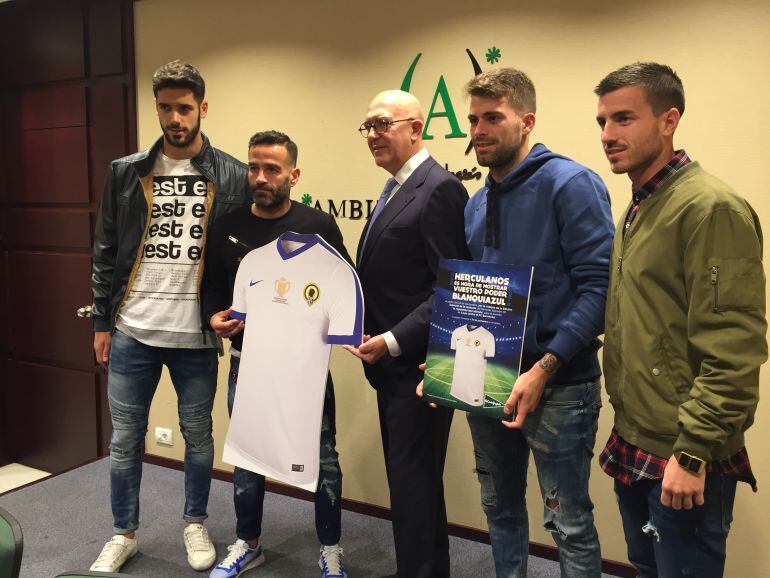 Presentación de la camiseta conmemorativa que el Hércules vestirá ante el Barcelona