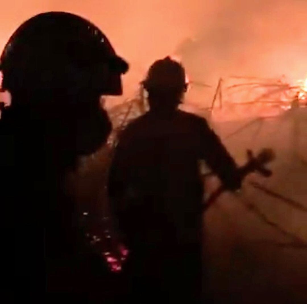 Bomberos del SEIS interviniendo en el incendio de un cañaveral en la carretera del Aeropuerto en las proximidades del Camino del Cubetero