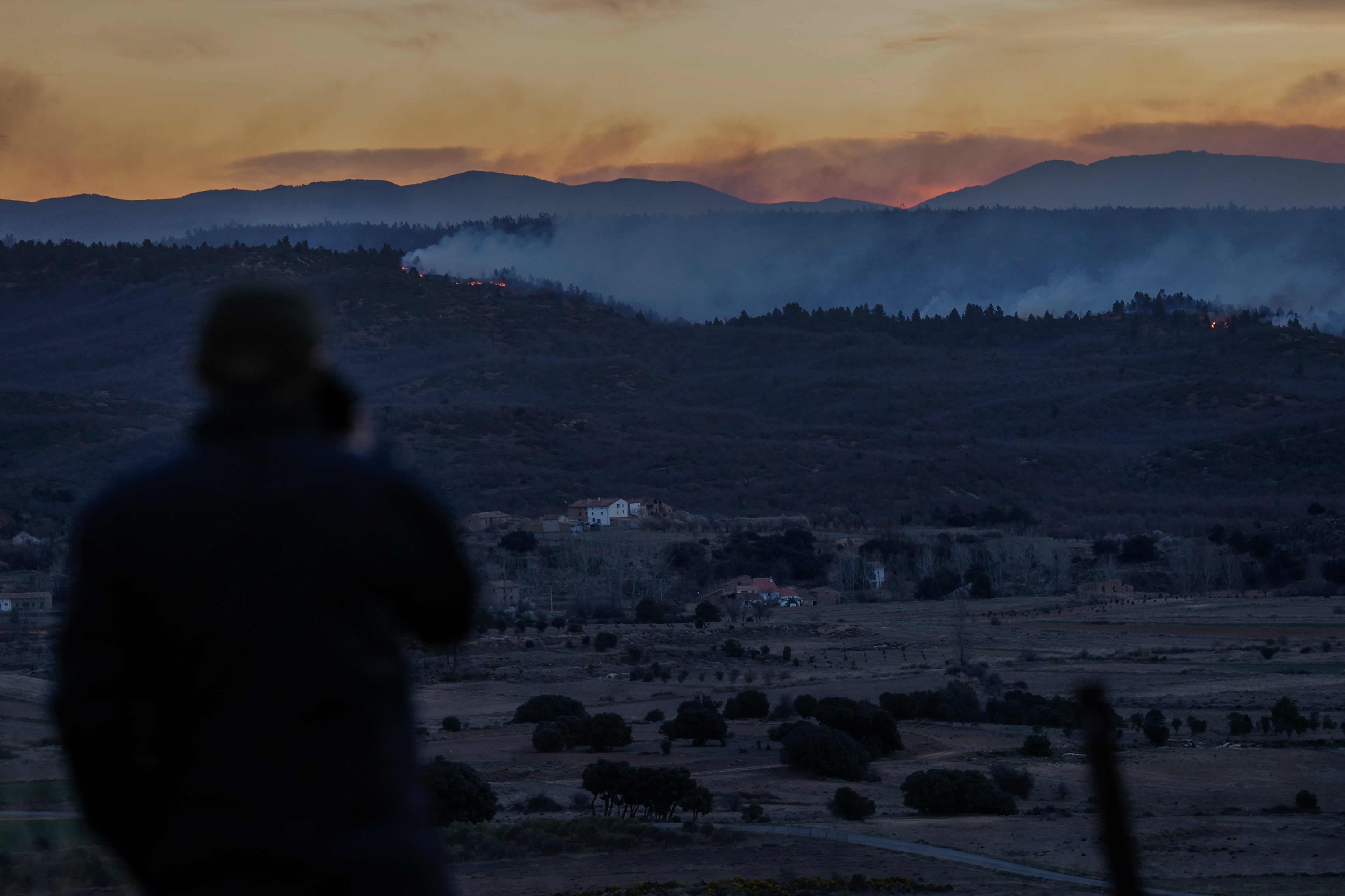 SAN AGUSTÍN (CASTELLÓN), 24/03/2023.- Vista general del incendio forestal declarado ayer en el término municipal de Villanueva de Viver, en la zona limítrofe de las provincias de Castellón y Teruel. EFE/Manuel Bruque
