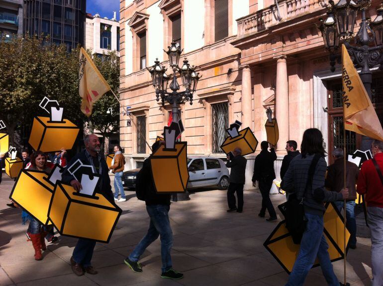 Una vintena de simpatitzants d&#039;ERC concentrats davant la Subdelegació del Govern a Lleida.