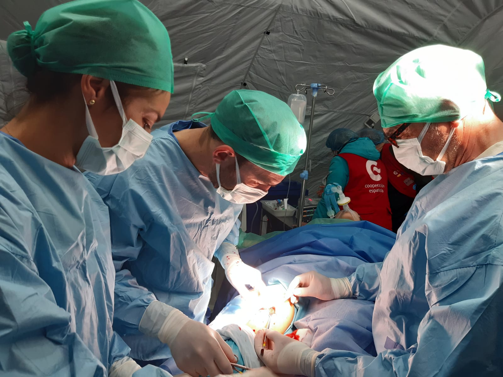 Imagen de una intervención en el hospital de campaña instalado por los chalecos rojos en Iskenderun