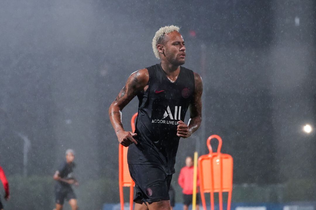 Neymar entrenando con el PSG