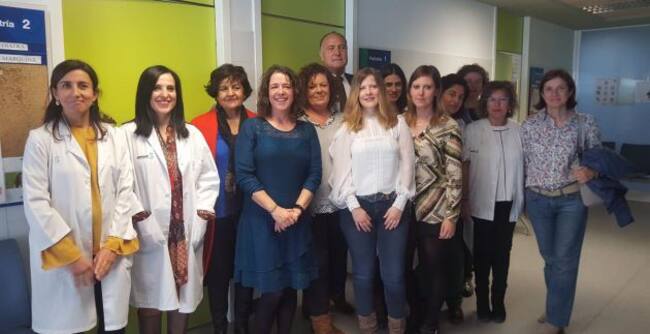 Equipo pediatrico y de enfermería del Centro de Especialidades de Tarancón con miembros de Centro de Desarrollo Infantil y Atención Temprana de la localidad y el alcalde del municipio José Manuel López Carrizo.