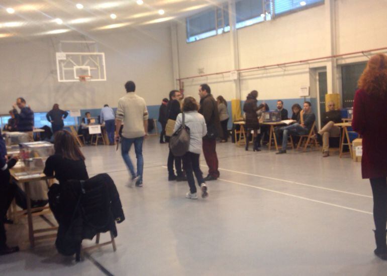 Colegio electoral instalado en el gimnasio del colegio Francisco Pino de Parquesol