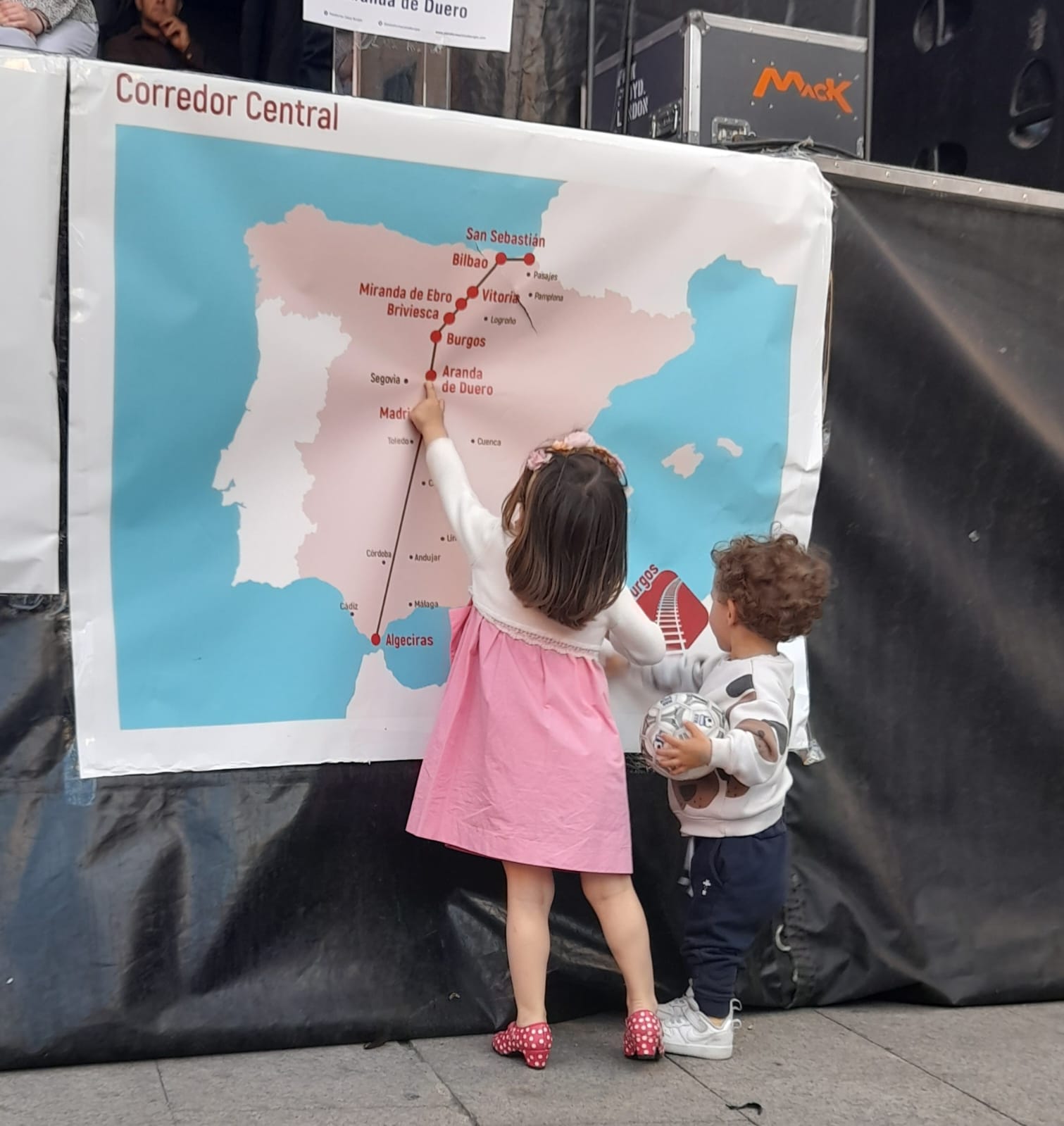 Unos niños señalan Aranda en el mapa de los corredores ferroviarios de España en la movilización por el Tren Directo en Aranda