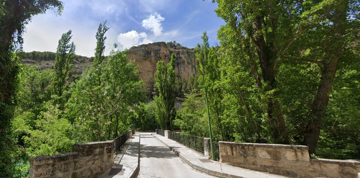 Puente de los Descalzos sobre el río Júcar en la ciudad de Cuenca.