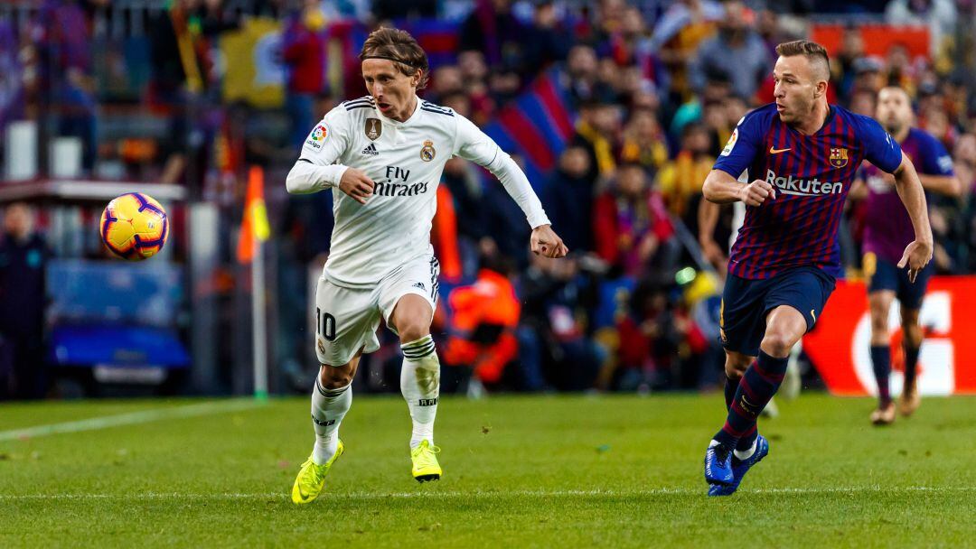 Modric y Arthur, en un Clásico entre el Barcelona y el Real Madrid.