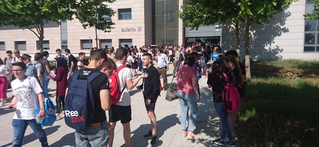 Estudiantes a la salida del primer examen en el campus de Fuenlabrada de la URJC