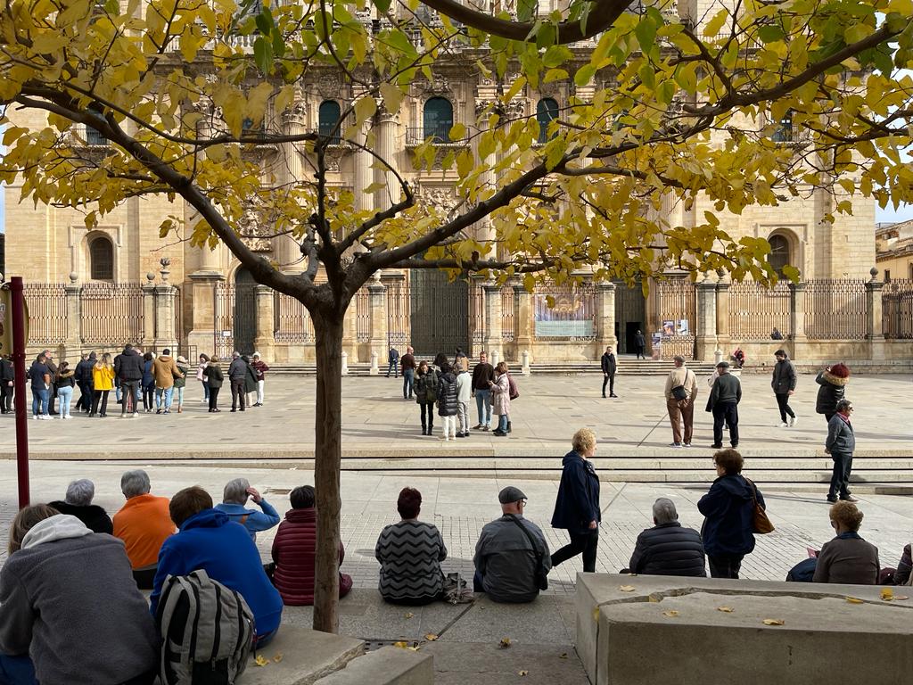 Varios grupos de turistas frente a la Catedral de Jaén.