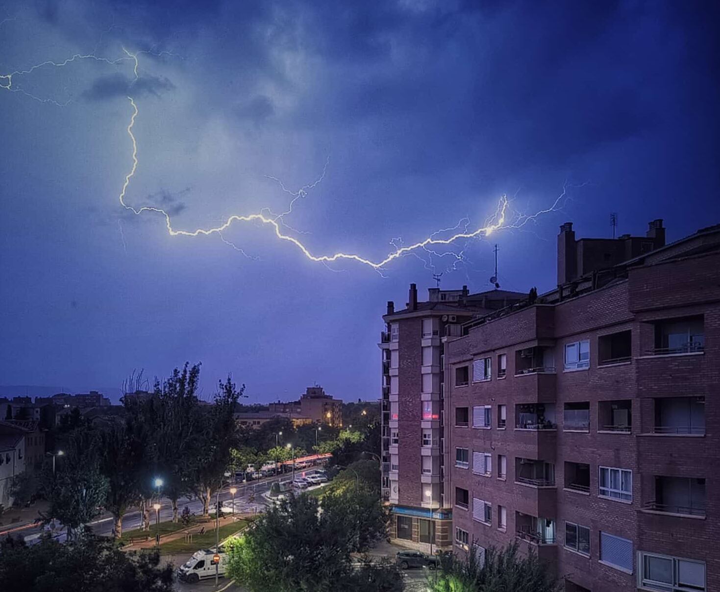 Tormenta eléctrica en Av. Los Danzantes en Huesca./José María Rodríguez Núñez