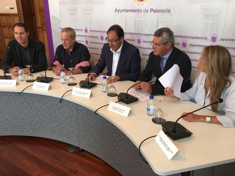 De izquierda a derecha; Sergio Lozano, concejal de Festejos; Carlos Martín, director de El Diario Palentino;Alfonso Polanco, Alclade de Palencia; Fernando Caballero, Director de El Norte de Castilla y Carmen Fernández, Concejal de Cultura