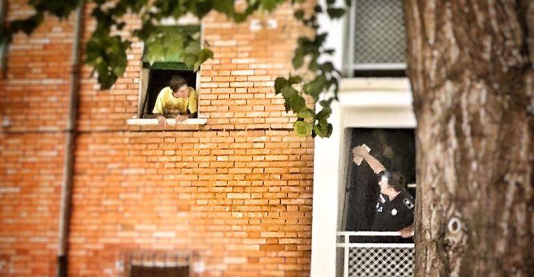 Imagen de un policía hablando con el hombre que denuncia haber sido secuestrado