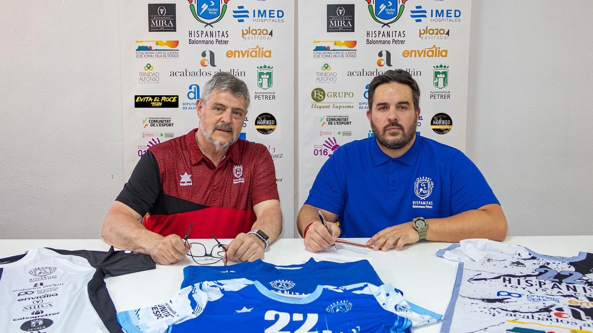 Luis Poveda, Pdte. Bm. Petrer, con el técnico Vicente Martínez (D)