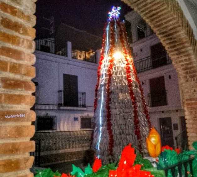 El árbol está construido con 8.000 botellas de plástico