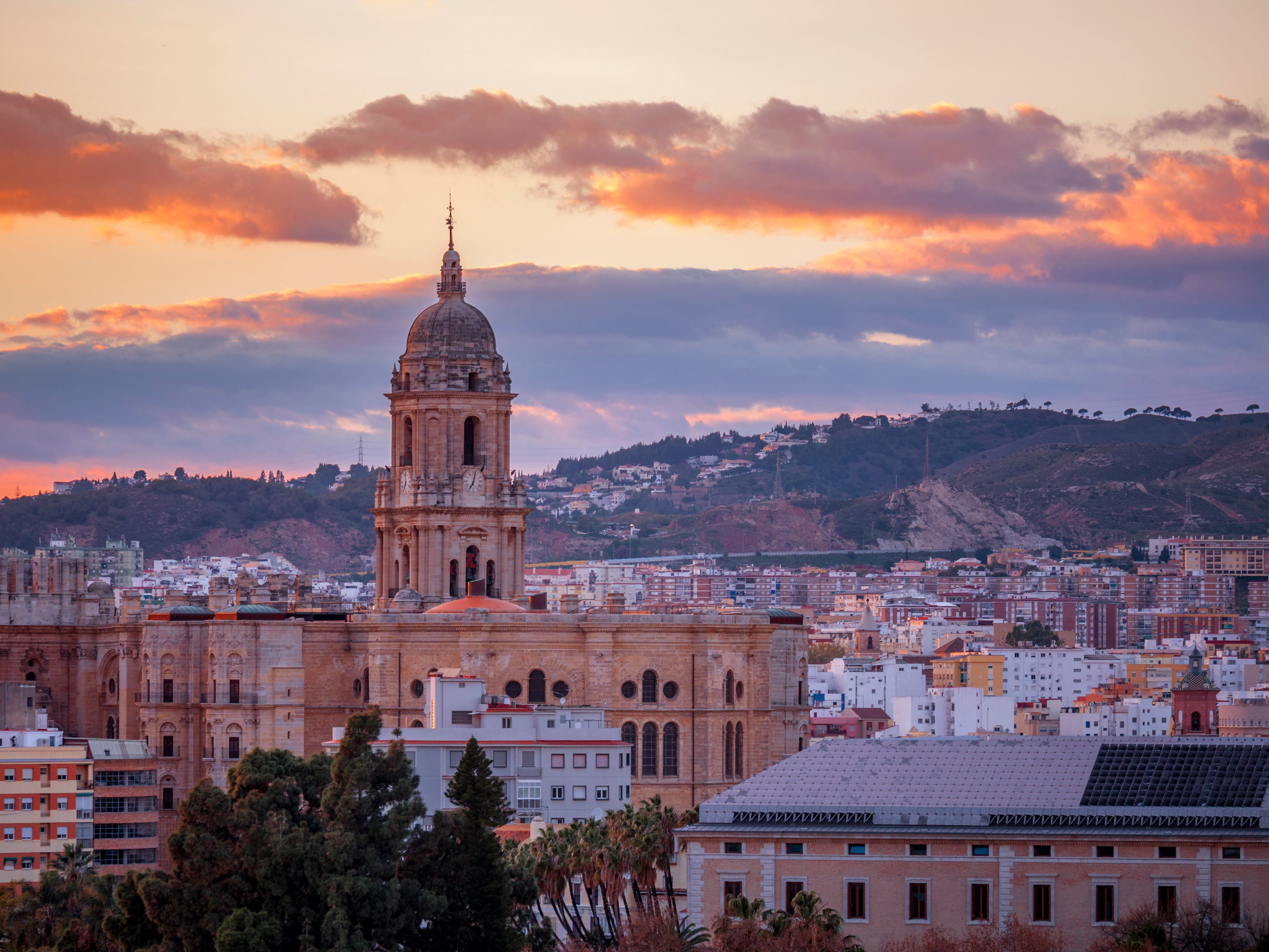 Atardecer con vistas a la catedral de Málaga