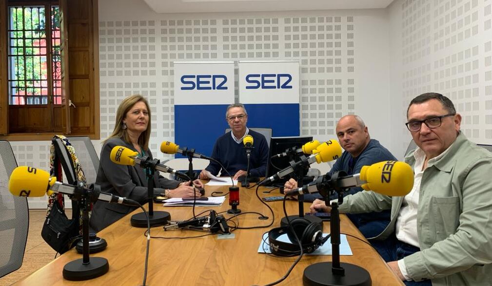 Rosario Andújar, Manuel Sánchez Aroca y Joaquín Fernández Garro junto a Salomón Hachuel