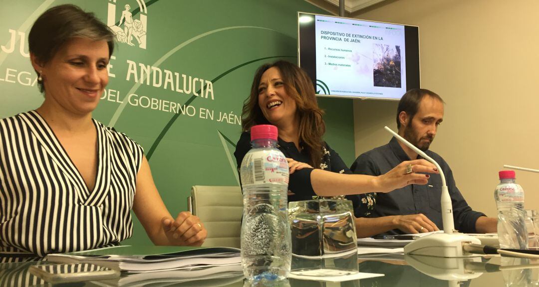 De izqda a dcha, la delegada de Agricultura, Ganadería, Pesca y Desarrollo Sostenible, Soledad Aranda; la delegada del Gobierno andaluz, Maribel Lozano, y el director del centro operativo provincial en Jaén, David Bueno.