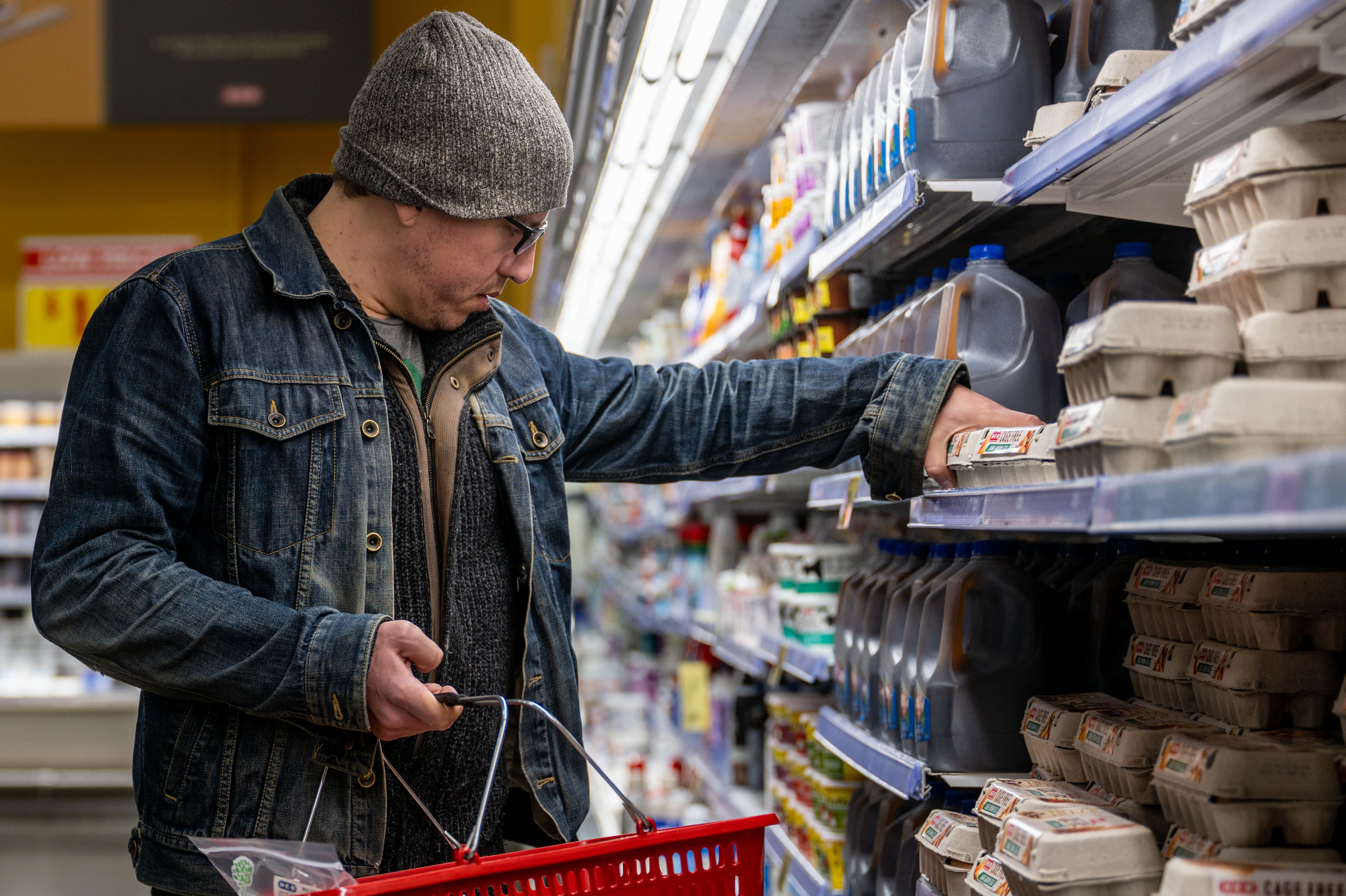 Un hombre comprando en un supermercado.