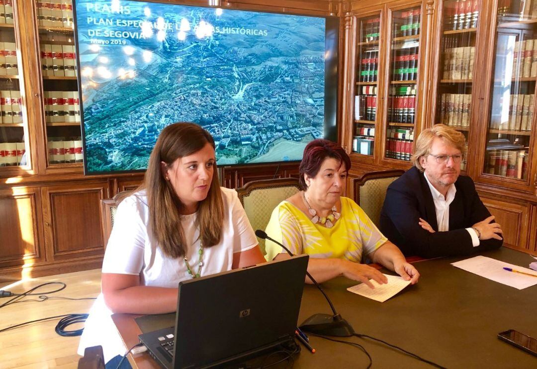 Clara Martín cocejala de Urbanismo, junto a la alcaldesa Clara Luquero (c) y Jesús García Zamora protavoz del grupo socialista durante la presentación del PEAHIS