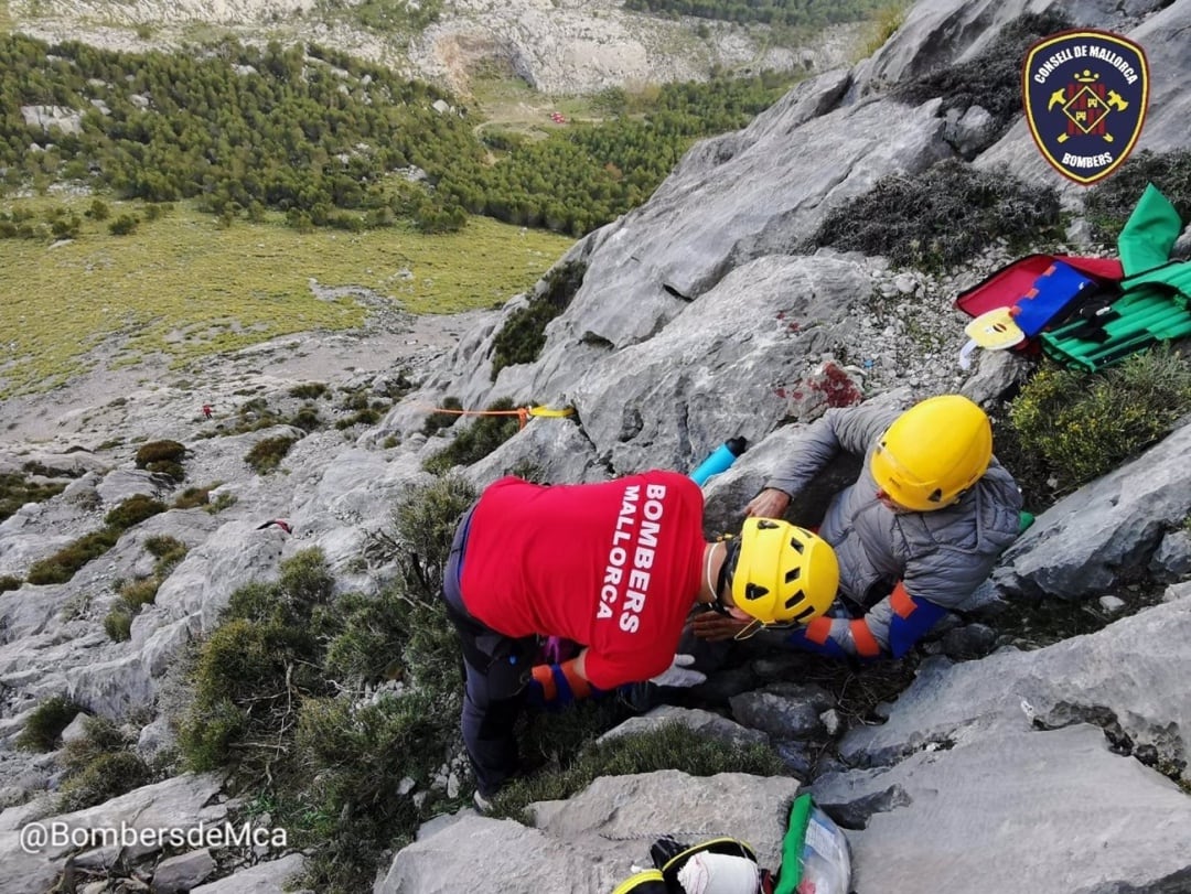 El hombre cayó desde una altura de unos 10 metros.