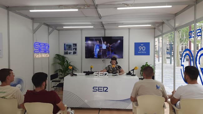 Rubén González, de SER Deportivos RM, con alumnos de Periodismo de la UMU