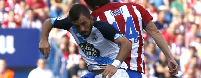 El centrocampista del Atlético de Madrid Gabi Fernández y el centrocampista turco del Deportivo Emre Çolak