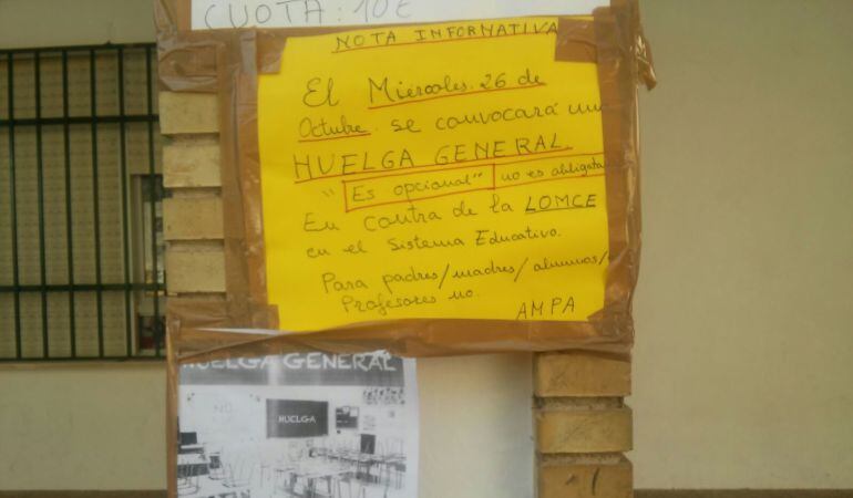 Cartel anunciando la convocatoria de huelga en el Colegio de educación infantil &#039;Soriano Serrano&#039;