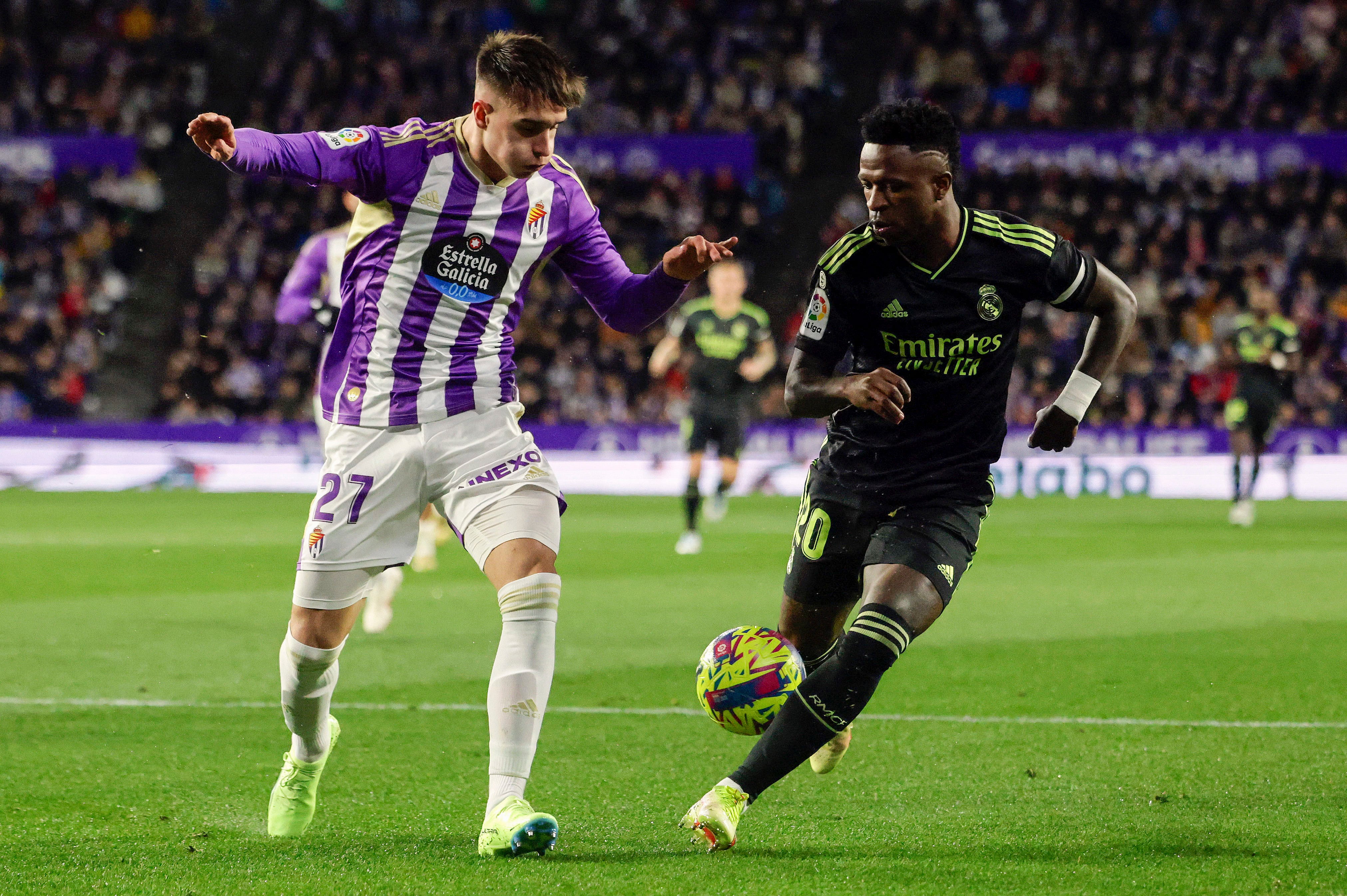 Vinicius Jr disputando un balón con Iván Fresneda en el Real Valladolid 0-2 Real Madrid